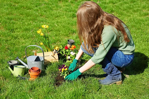 Femme plantation de fleurs dans le jardin — Photo