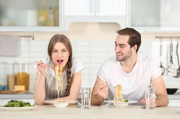 Jeune couple manger des pâtes — Photo