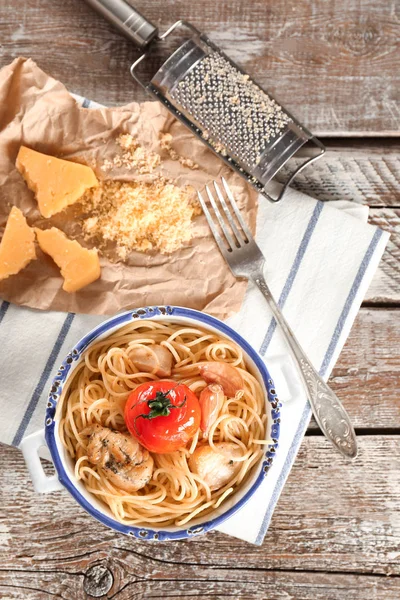 Bowl with tasty chicken spaghetti — Stock Photo, Image