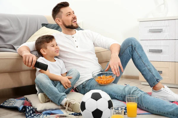 Батько і син дивитися телевізор — стокове фото