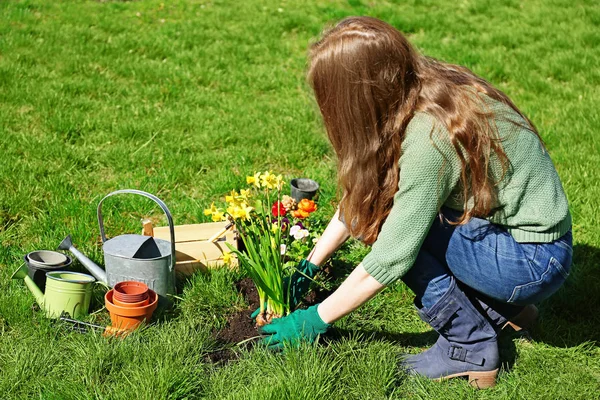 Femme plantation de fleurs dans le jardin — Photo