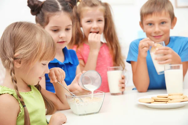 Kinderen Zitten Aan Tafel Het Drinken Van Melk Het Eten — Stockfoto