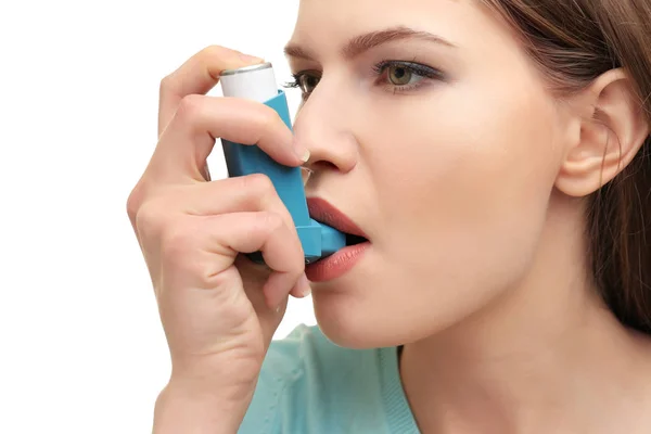 Жінка використовує інгалятор астми — стокове фото