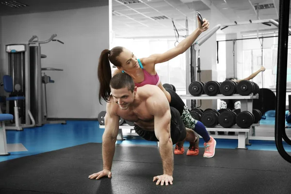 Man and woman in gym — Stock Photo, Image