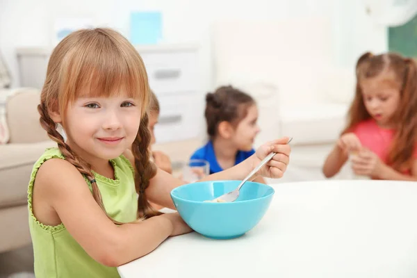 Porträt Eines Kleinen Mädchens Das Cornflakes Mit Milch Isst — Stockfoto