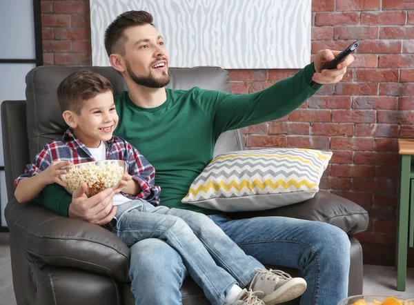 Vader en zoon tv kijken — Stockfoto