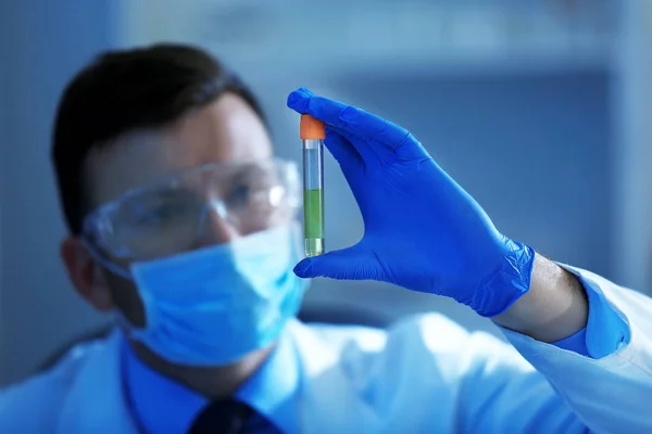 Homem Segurando Tubo Ensaio Laboratório — Fotografia de Stock