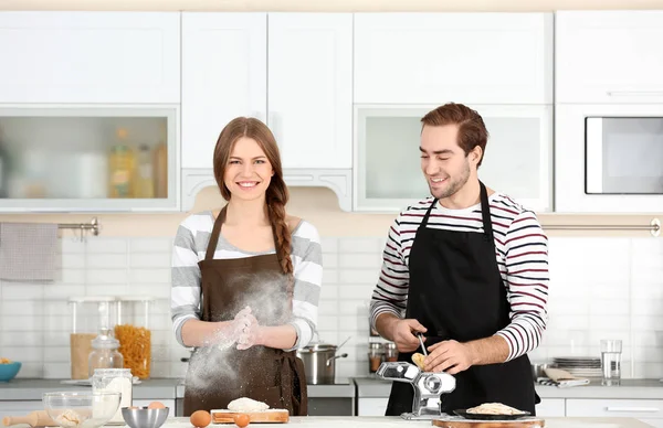 Mladý pár připravovat těstoviny — Stock fotografie
