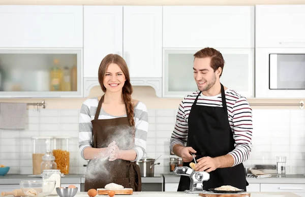 Jovem casal preparando massa — Fotografia de Stock