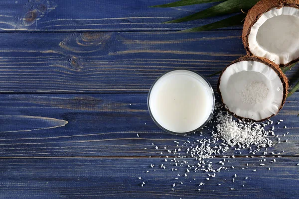 Komposition mit frischer Kokosmilch — Stockfoto