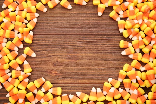 Färgglada Halloween godis liktornar på trä bakgrund — Stockfoto