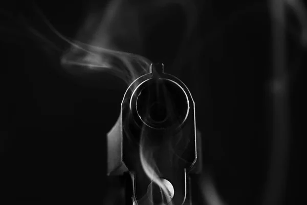 Smoking Gun op zwart — Stockfoto