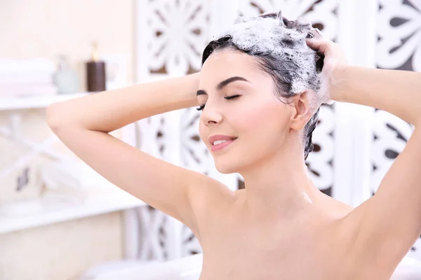 Krásná mladá žena mytí vlasů — Stock fotografie