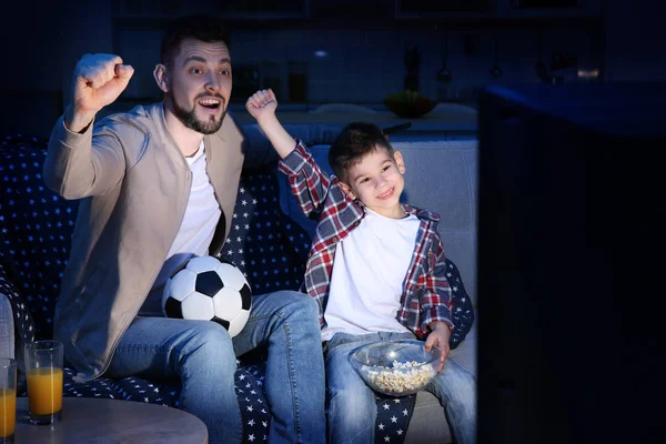 Pai e filho assistindo tv — Fotografia de Stock