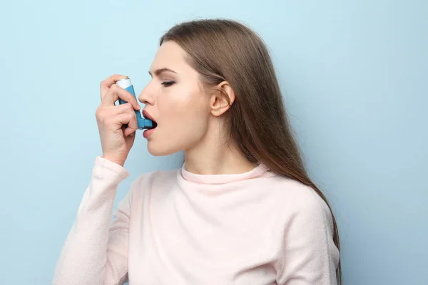 Mujer usando inhalador de asma — Foto de Stock