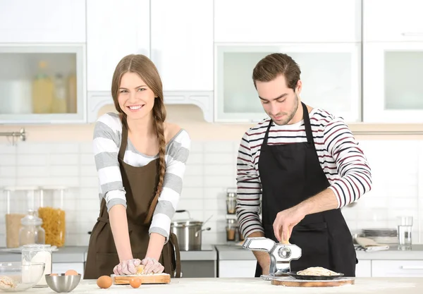 Giovane coppia preparare la pasta — Foto Stock