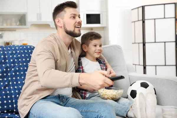 Батько і син дивитися телевізор — стокове фото