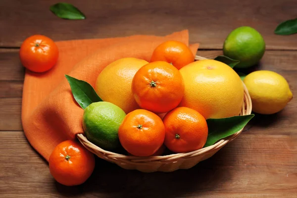 Hermosa composición de frutas tropicales — Foto de Stock