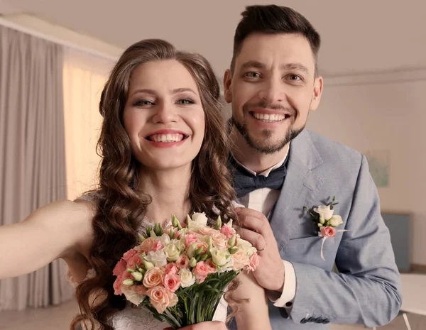 Feliz boda pareja haciendo selfie en casa — Foto de Stock