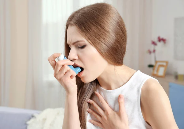 Mujer usando inhalador de asma — Foto de Stock