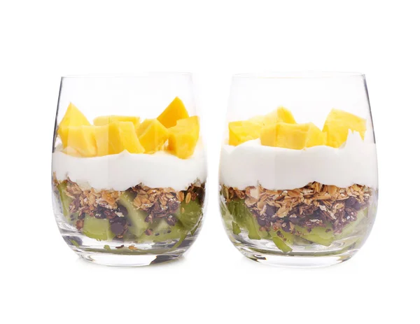 Läcker dessert med mango i glas — Stockfoto