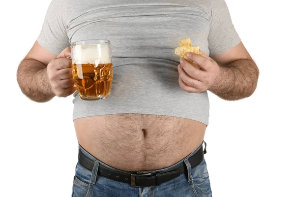 Uomo con grande ventre in possesso di un bicchiere di birra e snack — Foto Stock