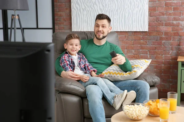 Vader en zoon tv kijken — Stockfoto