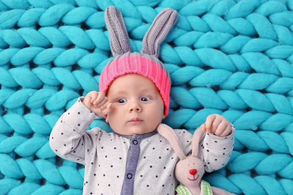 Bebé bonito em chapéu de coelho — Fotografia de Stock