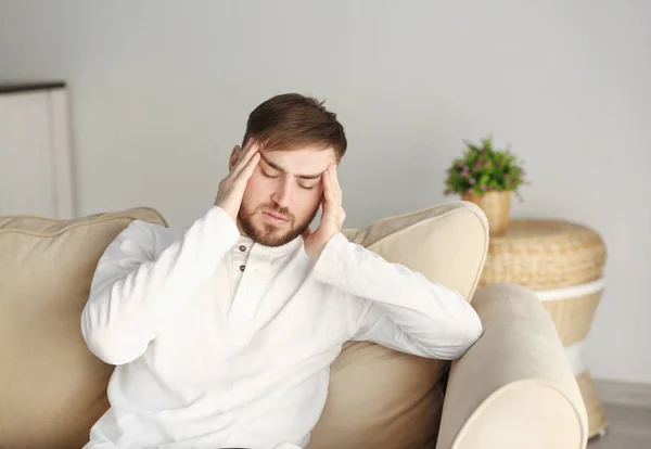 Junger Mann leidet zu Hause unter Kopfschmerzen — Stockfoto