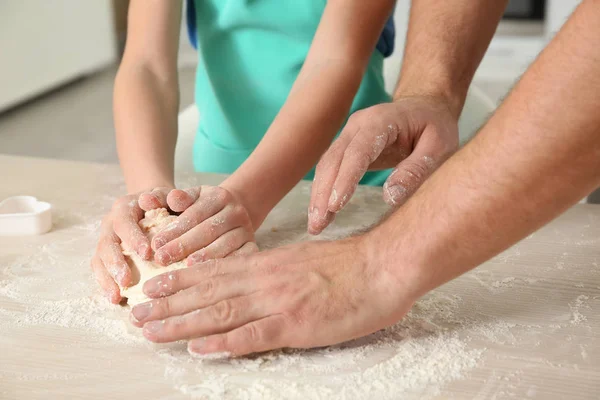 Padre e hijo haciendo dinero —  Fotos de Stock