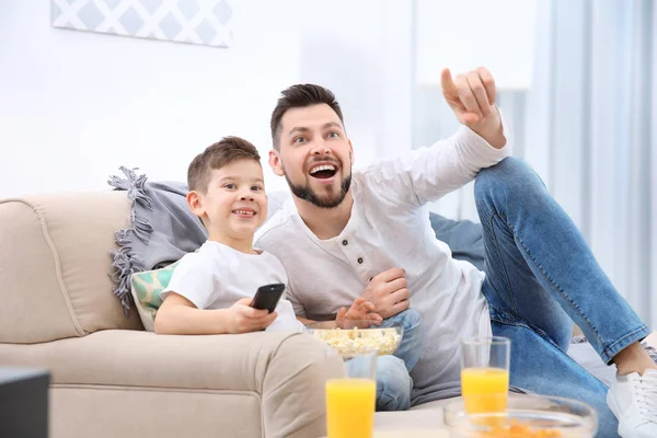 Pai e filho assistindo tv — Fotografia de Stock