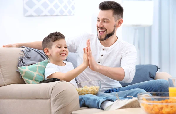 Father and son watching TV — Stock Photo, Image