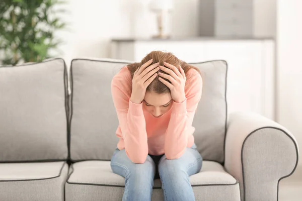 Mooie jonge vrouw die lijden aan hoofdpijn thuis — Stockfoto