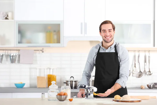 Hombre rodando masa para pasta —  Fotos de Stock