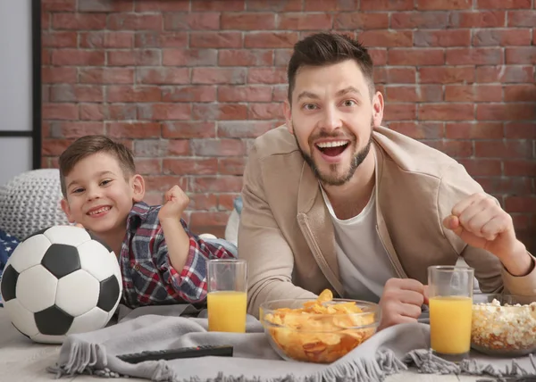 Père et fils regardant la télé — Photo