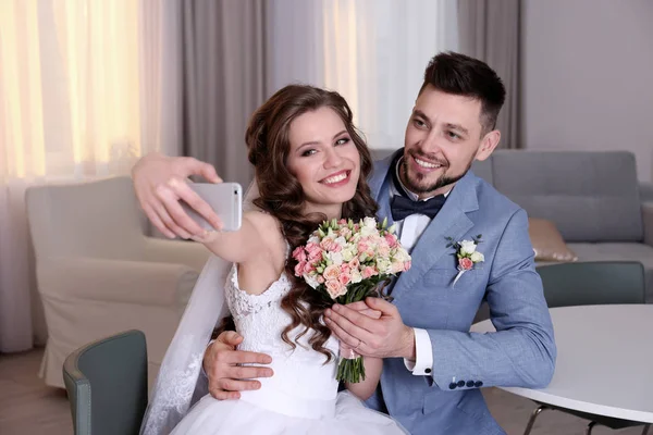 Verheugd huwelijksfeest paar maken selfie thuis — Stockfoto