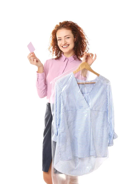 Mulher feliz segurando blusa — Fotografia de Stock