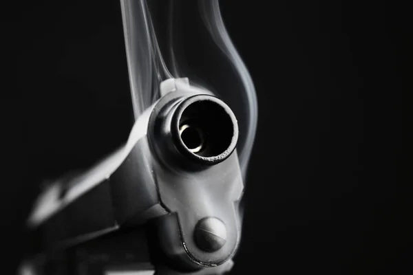 Pistola fumante su nero — Foto Stock