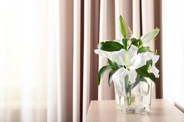Piękne białe lilie w wazonie — Zdjęcie stockowe