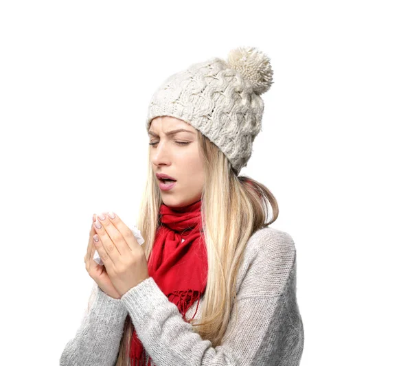 Mujer joven estornudando en tejido sobre fondo blanco —  Fotos de Stock