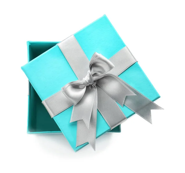 Offene türkisfarbene Geschenkschachtel mit silbernem Band — Stockfoto