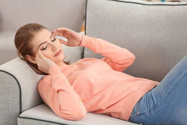 Bella giovane donna che soffre di mal di testa a casa — Foto Stock