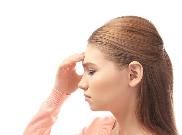 Beyaz arka plan üzerinde baş ağrısı muzdarip güzel genç kadın — Stok fotoğraf
