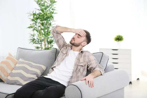 Junger Mann leidet zu Hause unter Kopfschmerzen — Stockfoto