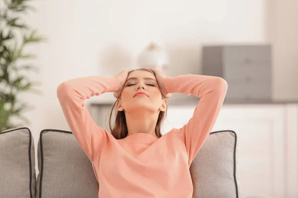 Bella giovane donna che soffre di mal di testa a casa — Foto Stock