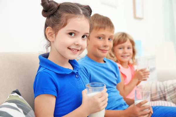 Niños Sentados Sofá Con Vasos Leche —  Fotos de Stock