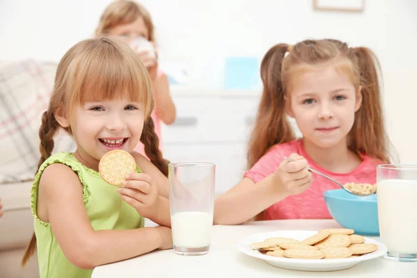 Gyermekek Asztalnál Eszik Cookie Kat Kukoricapehely Tej — Stock Fotó