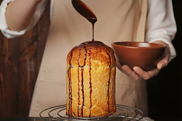 Mulher decorando bolo de Páscoa — Fotografia de Stock