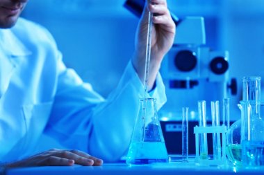 Laboratuvarda çalışan bilim adamı.