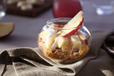 Lezzetli tatlı elma kavanoz içinde 